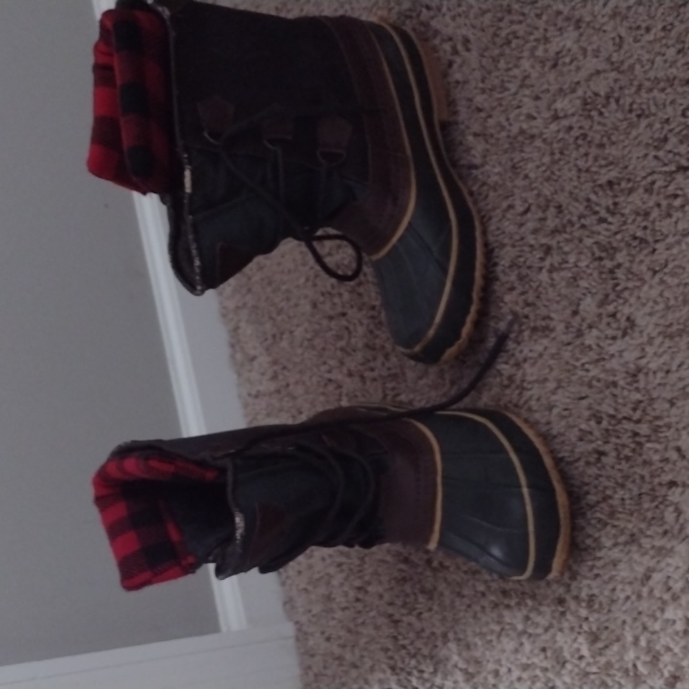 Trails End Women's Rain/snow boots,say size 5, I'm a 7 and they fit perfectly